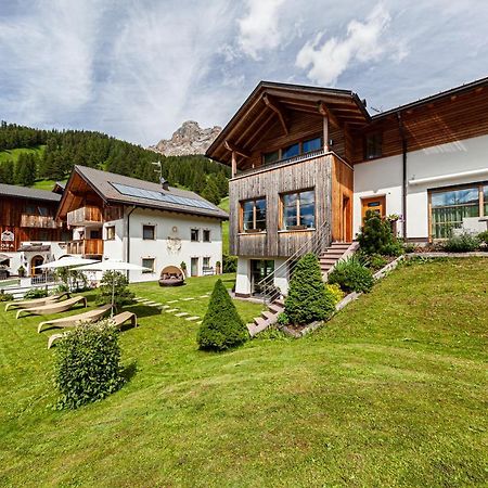 Villa Flora Mountain Lodges San Cassiano  Eksteriør bilde