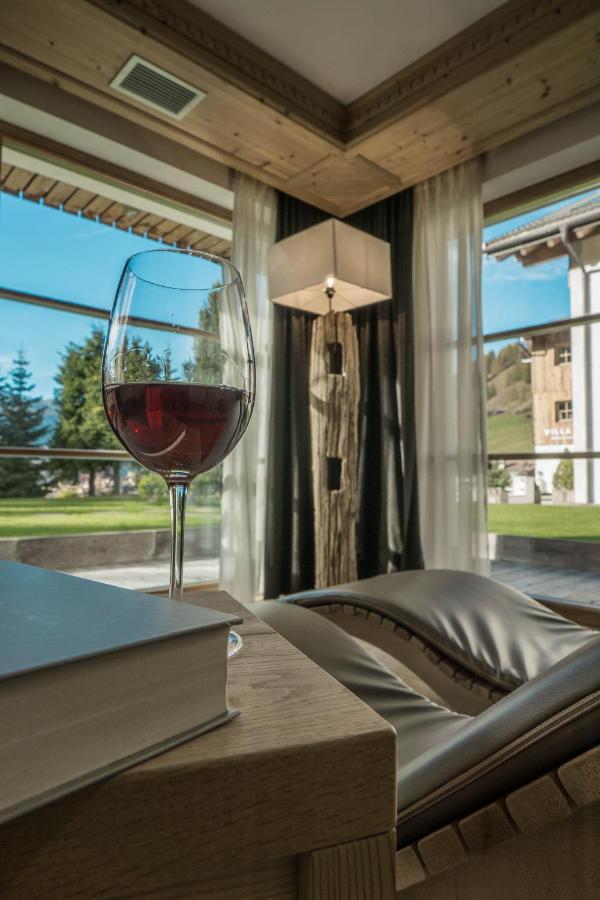 Villa Flora Mountain Lodges San Cassiano  Eksteriør bilde