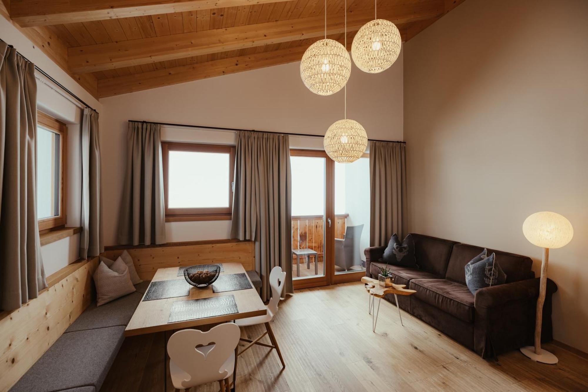 Villa Flora Mountain Lodges San Cassiano  Eksteriør bilde